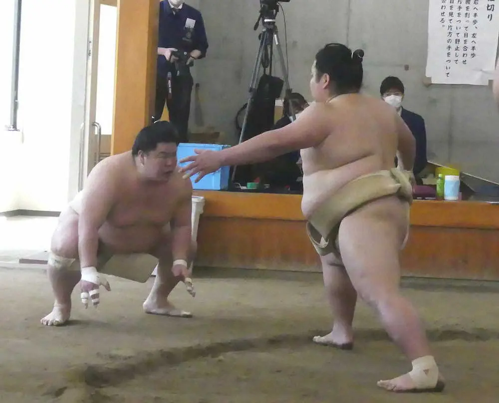 ぶつかり稽古で錦木 右 の胸を借りる大栄翔 撮影 前川 晋作 スポニチ Sponichi Annex スポーツ