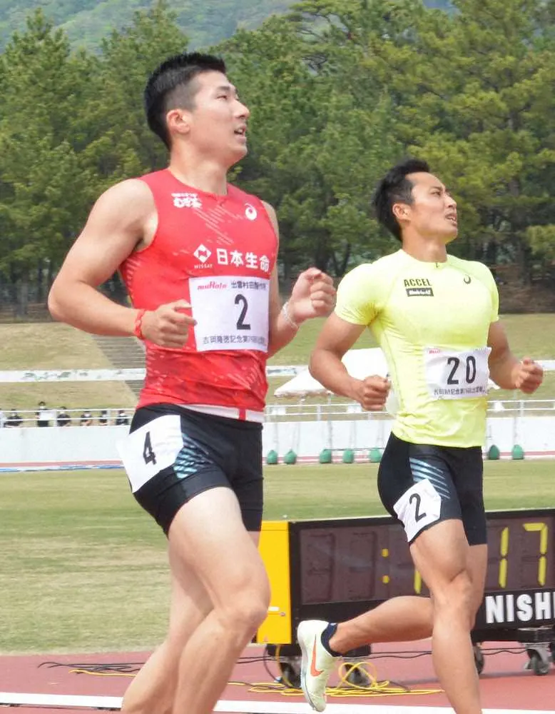 出雲陸上100メートル決勝、10秒18で制した桐生祥秀（左）