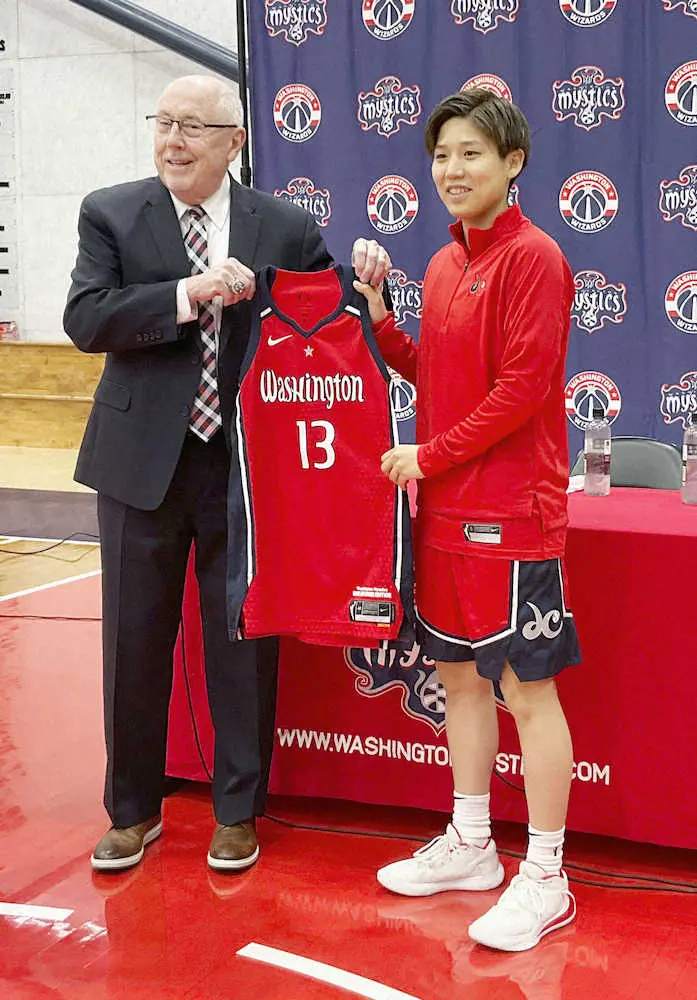 写真撮影に応じるバスケットボール女子WNBA、ミスティックスの町田瑠唯（右）とティボー監督（共同）