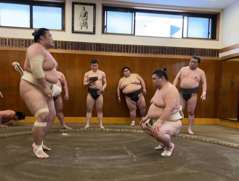 28日、時津風部屋で豊山（左）と稽古を行った正代（日本相撲協会提供）