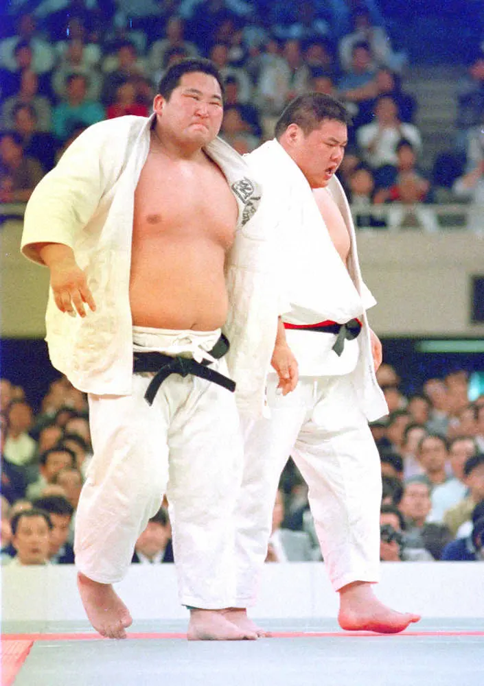 1988年4月、柔道全日本選手権決勝を戦う斉藤仁（左）と正木