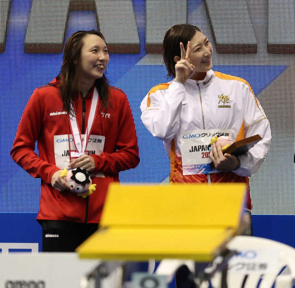 女子50メートルバタフライ決勝、表彰式で笑顔の池江璃花子（右）と相馬あい（撮影・小海途　良幹）