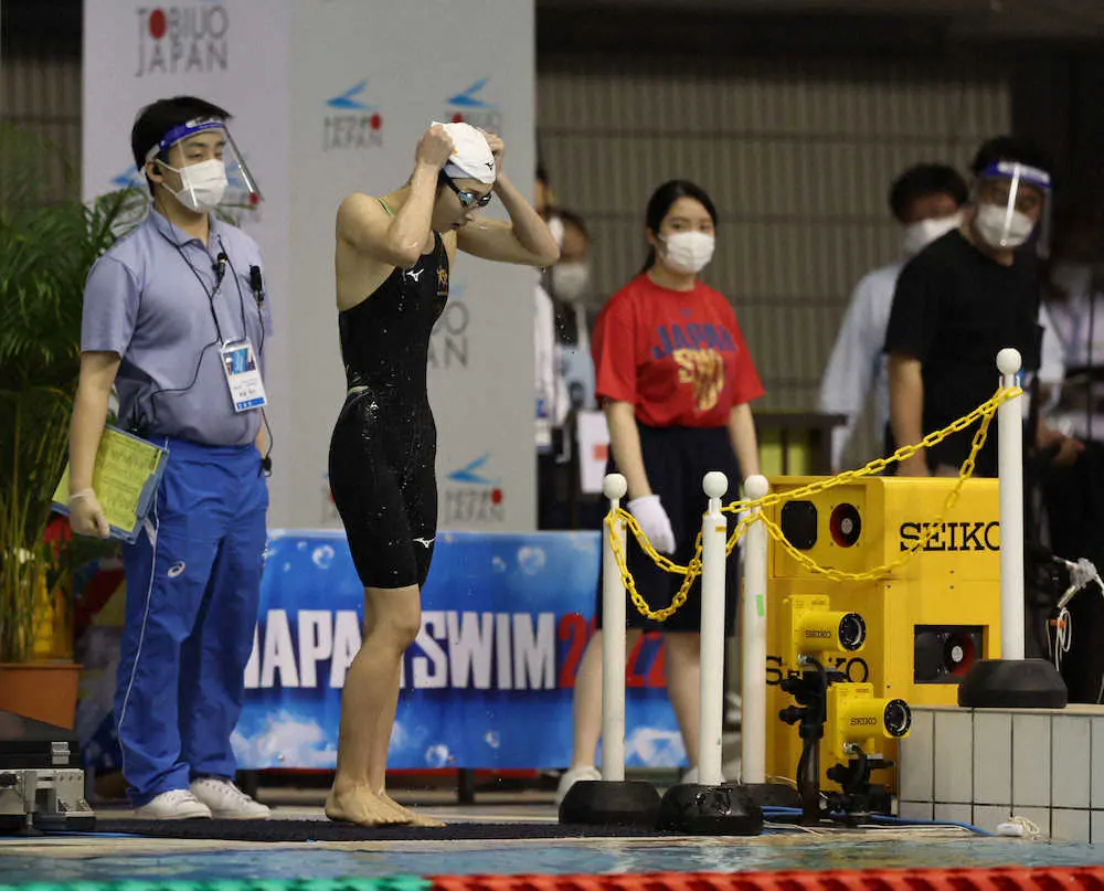 女子100メートルバタフライ決勝、4位の池江璃花子（左から2人目）＝撮影・小海途　良幹