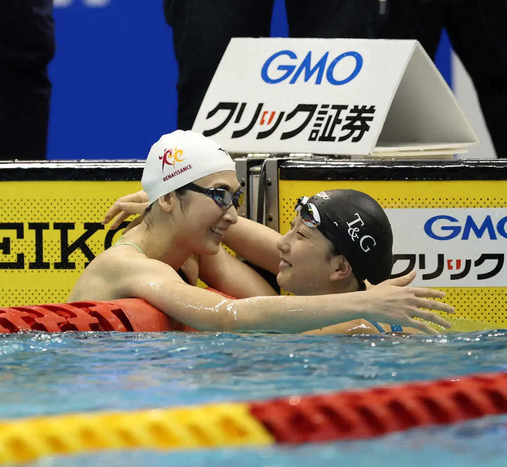女子50メートル自由形決勝、優勝した池江璃花子（左）は五十嵐千尋と抱き合う（撮影・小海途　良幹）