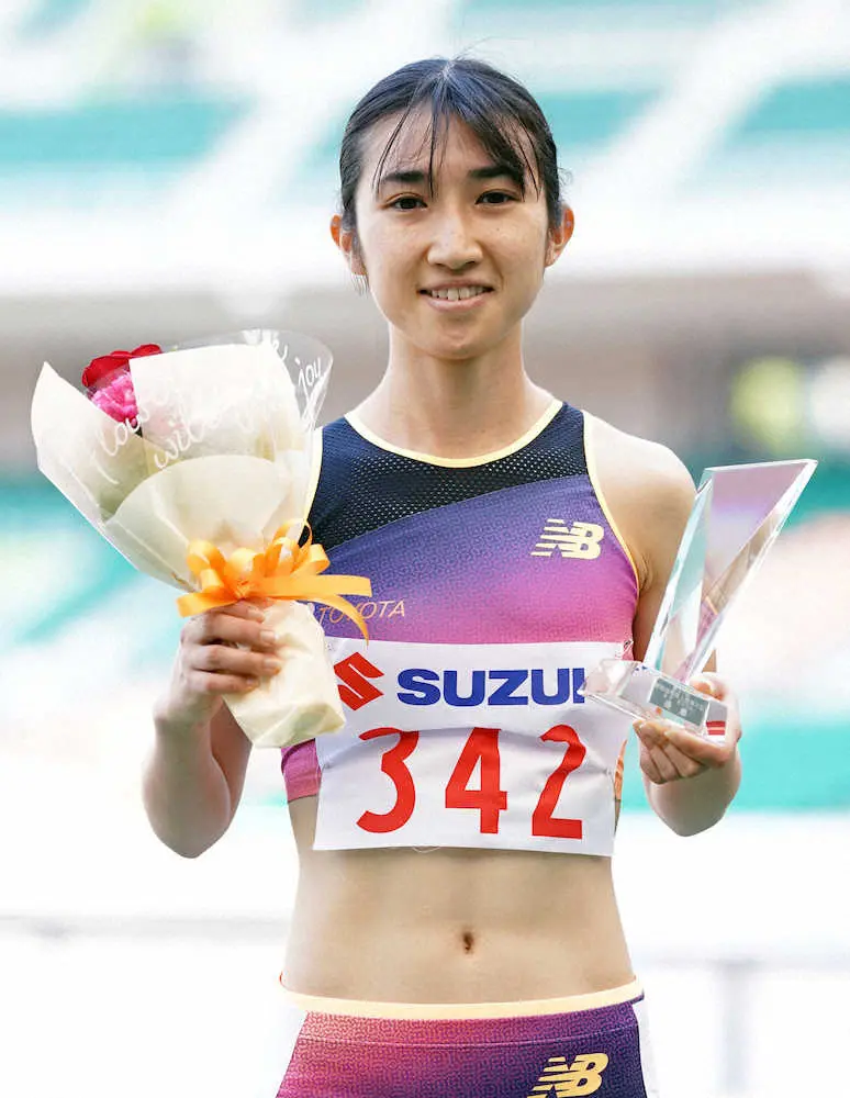 ＜静岡国際陸上＞女子800メートルで優勝し、記念品を手に笑顔を見せる田中希実（撮影・木村　揚輔）