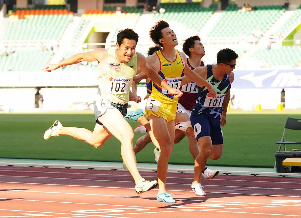 ＜静岡国際陸上＞男子200メートル、トップでゴールする飯塚翔太（左）。右は小池祐貴（撮影・木村　揚輔）