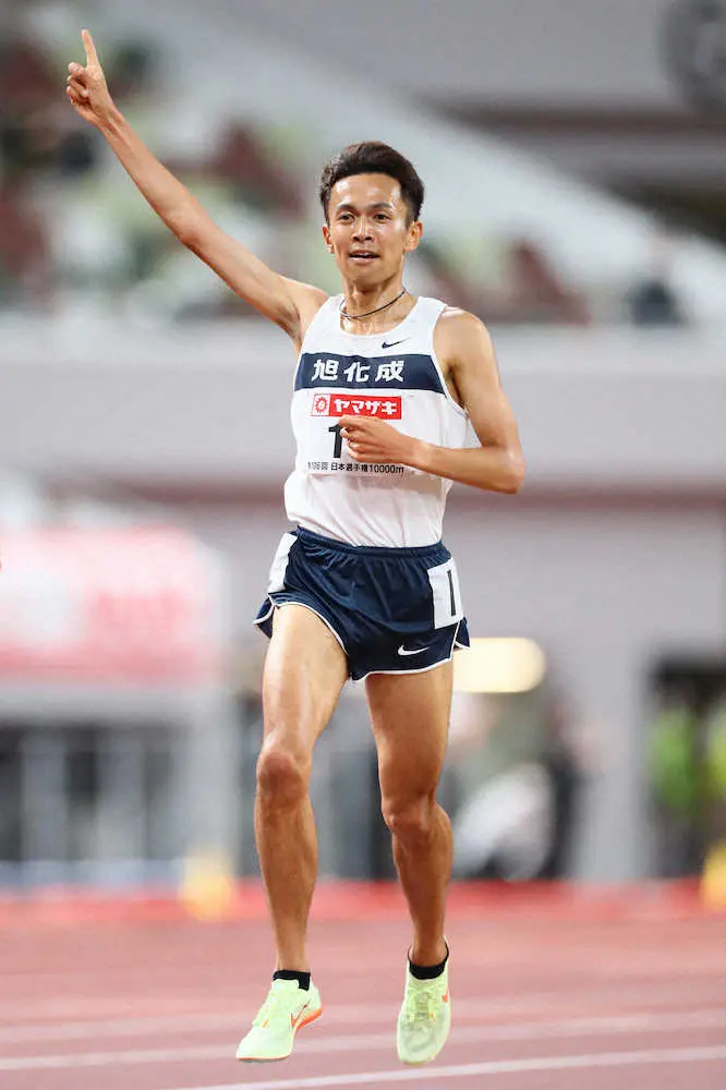 ＜第106回日本陸上競技選手権大会＞男子10000メートル、日本人トップでゴールする相沢（撮影・会津　智海）