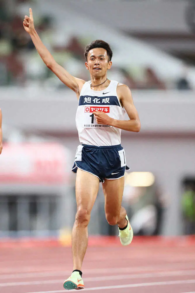 第106回日本陸上競技選手権大会の男子10000メートル、日本人トップでゴールする相沢（撮影・会津　智海）