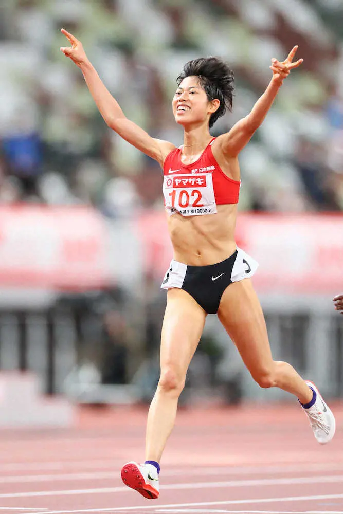 第106回日本陸上競技選手権大会の女子10000メートル、日本人トップでゴールする広中（撮影・会津　智海）