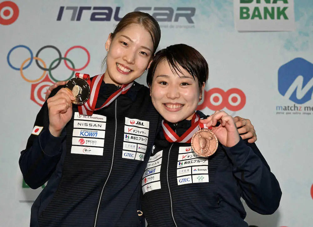 フェンシング女子サーブルW杯で初優勝した江村（左）と3位の小林（日本フェンシング協会提供）