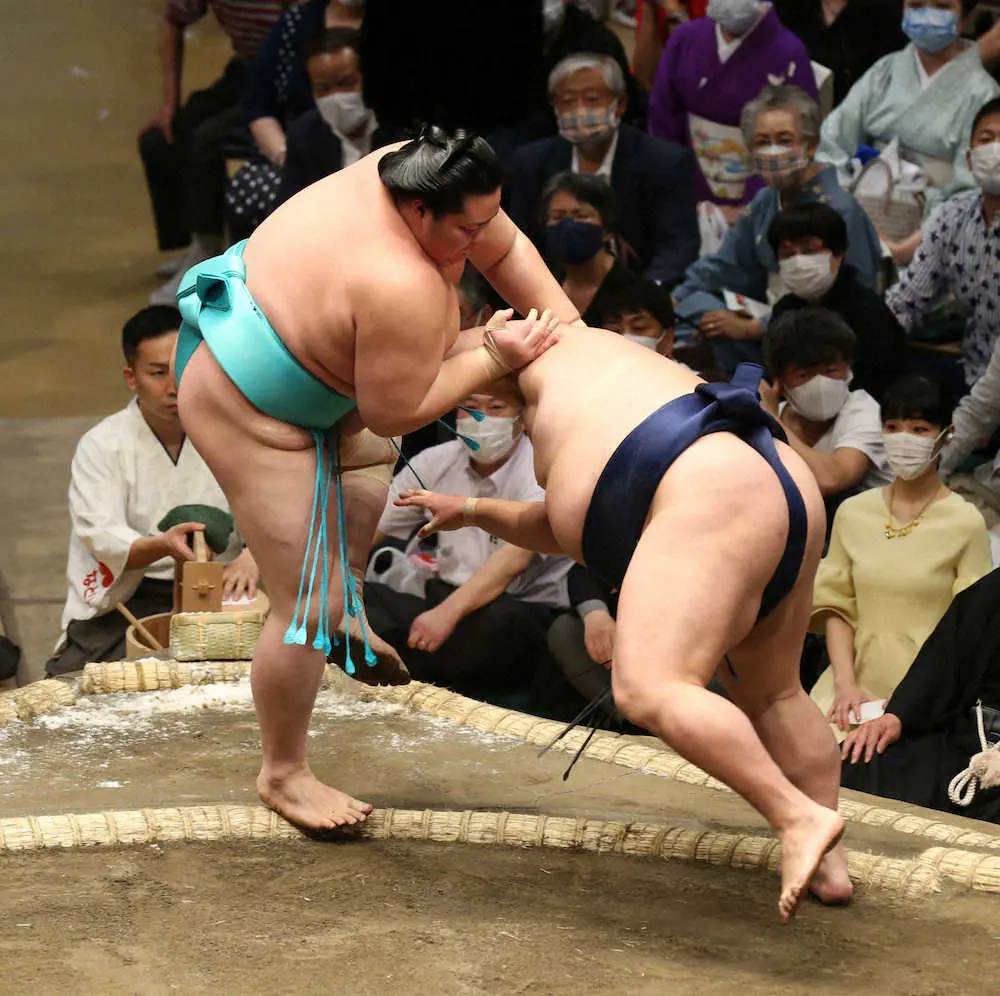 【画像・写真】琴ノ若“親子共演”「琴ノ若の体が残っており…」佐渡ケ嶽親方が長男の取組で審判長