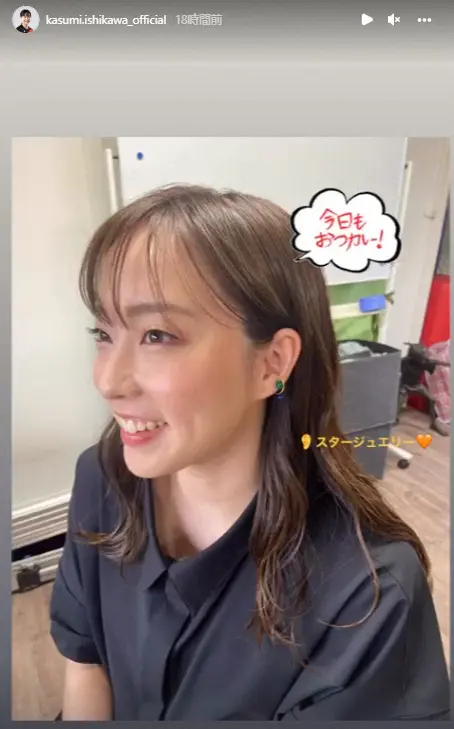 【画像・写真】石川佳純　鮮やか花柄スカート姿公開　雨の中でも笑顔輝く　おしゃれ「イヤカフ」も身に着けて…　