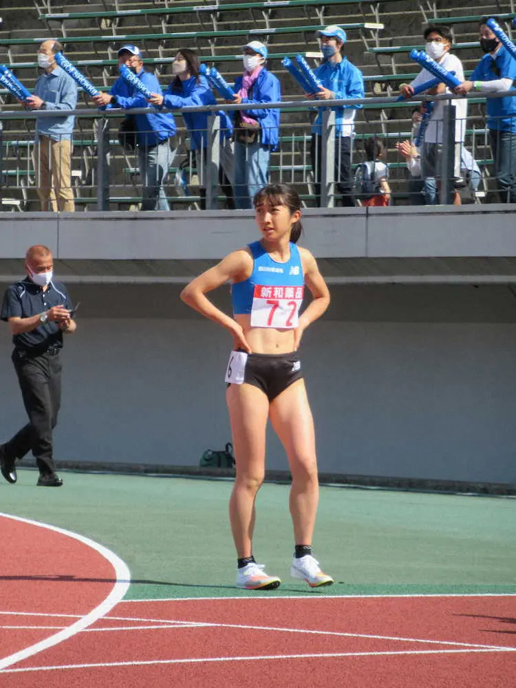 豊田自動織機の応援を受ける中、女子1500メートルを走り終えた田中