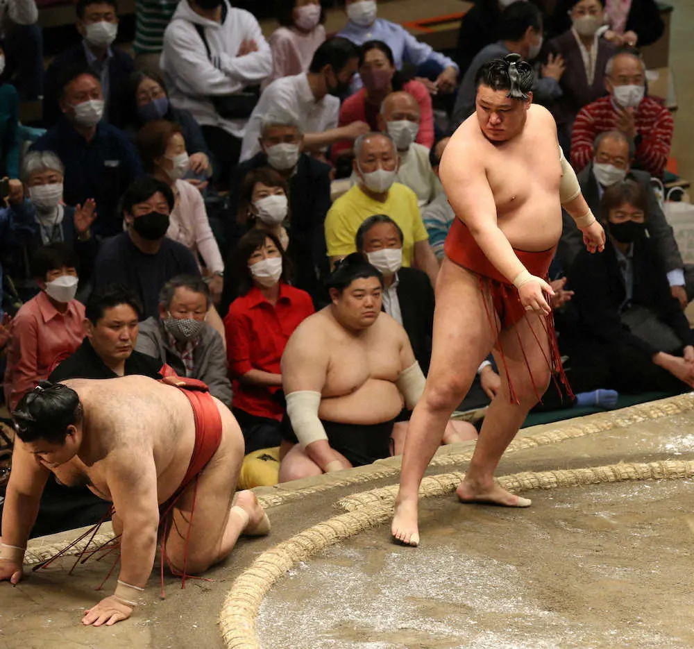 【画像・写真】豊昇龍が気迫の6勝目　朝青龍ばりの眼光で高安にらみつけた　1差追走「気にしてないんで」