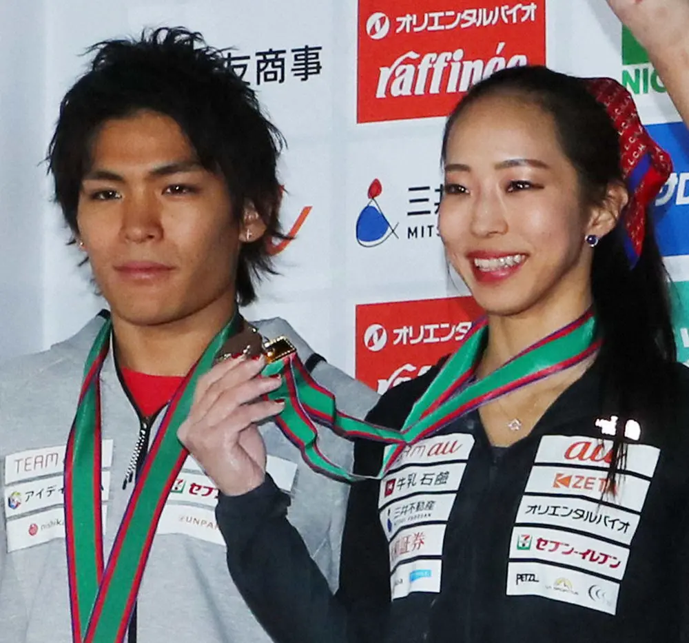2020年ボルダリングジャパンカップで表彰台に上がった時の楢崎智亜（左）と野口啓代さん