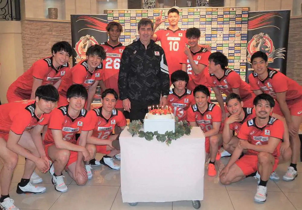 サプライズで選手たちに誕生日を祝福され、笑顔のバレーボール日本男子代表フィリップ・ブラン監督