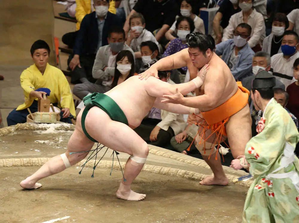 【画像・写真】照ノ富士　きめ出しで1差キープ　首位・隆の勝は2桁勝利一番乗り、佐田の海と宇良も1差で追いかける