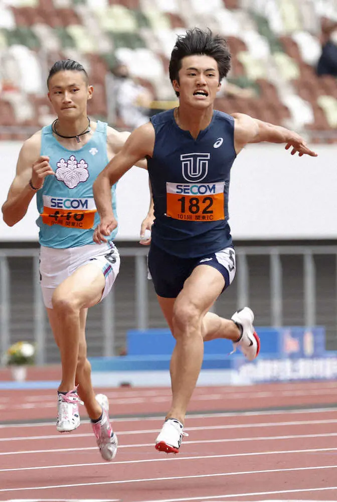 男子100メートル決勝、10秒19で優勝した柳田（右）