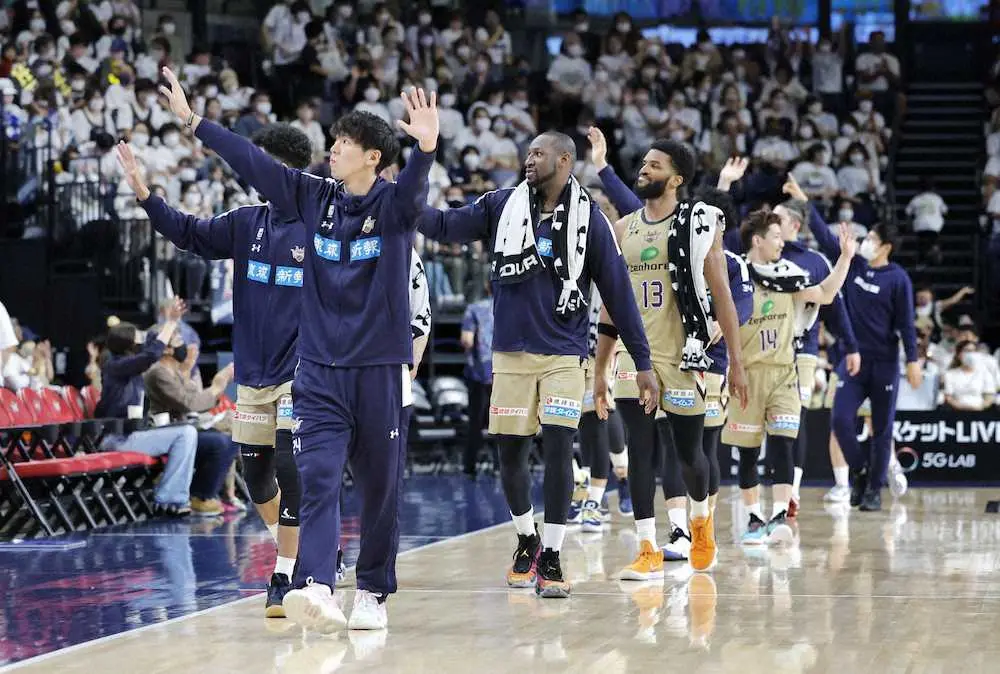 ＜琉球・島根＞島根に勝利し、観客に手を振る琉球の選手たち