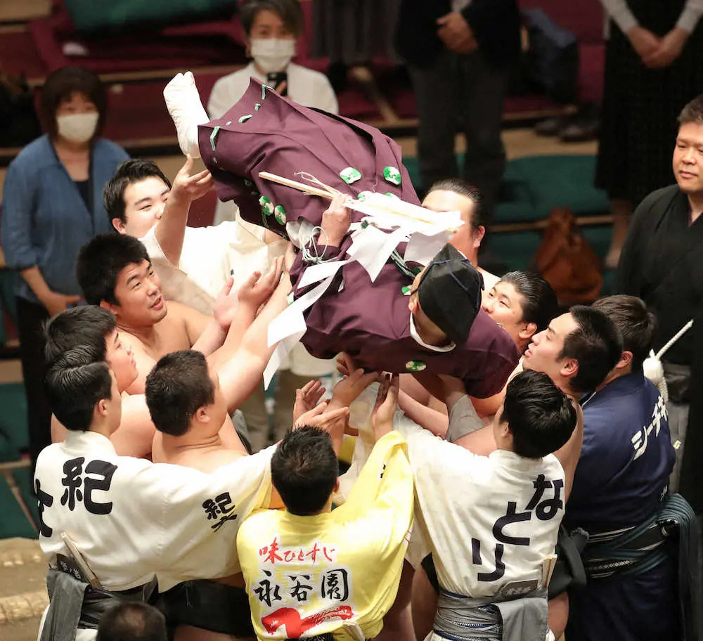 【画像・写真】東大生力士・須山が神送りの儀式に参加　緊張の面持ちで御神酒を捧げ三拍子で手打ちをして場所締め