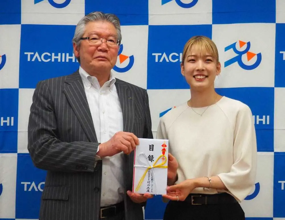 立飛ホールディングス村正道社長（左）から100万円の報奨金を贈呈され、笑顔の江村美咲