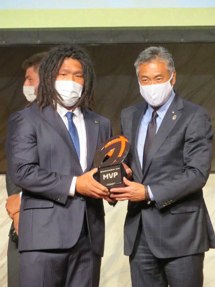 MVPを受賞した堀江翔太（左）。右はリーグワンの玉塚元一理事長
