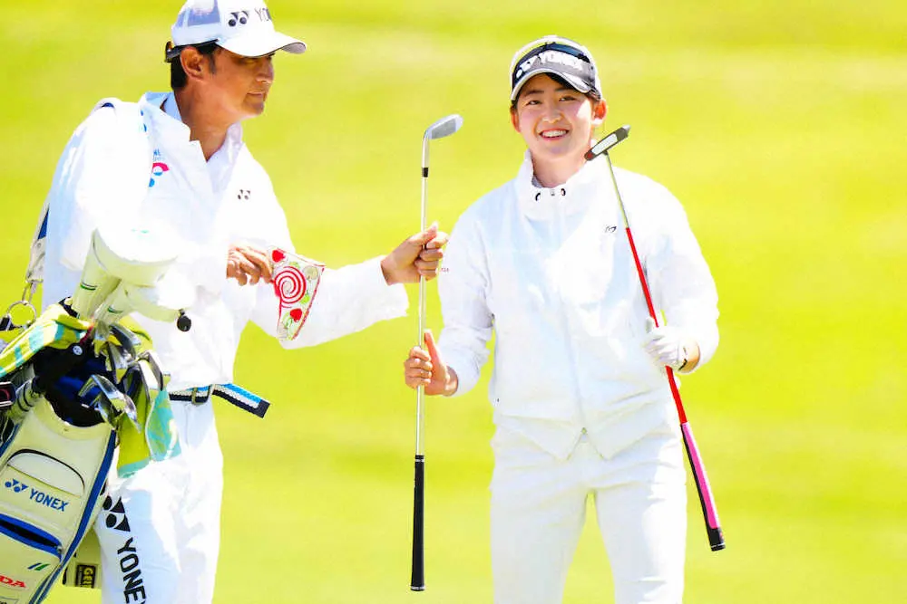 【画像・写真】双子プロ・岩井千怜　2日目ベストスコア67で2差2位浮上「皆さんに喜んでもらえるようなプレーを」
