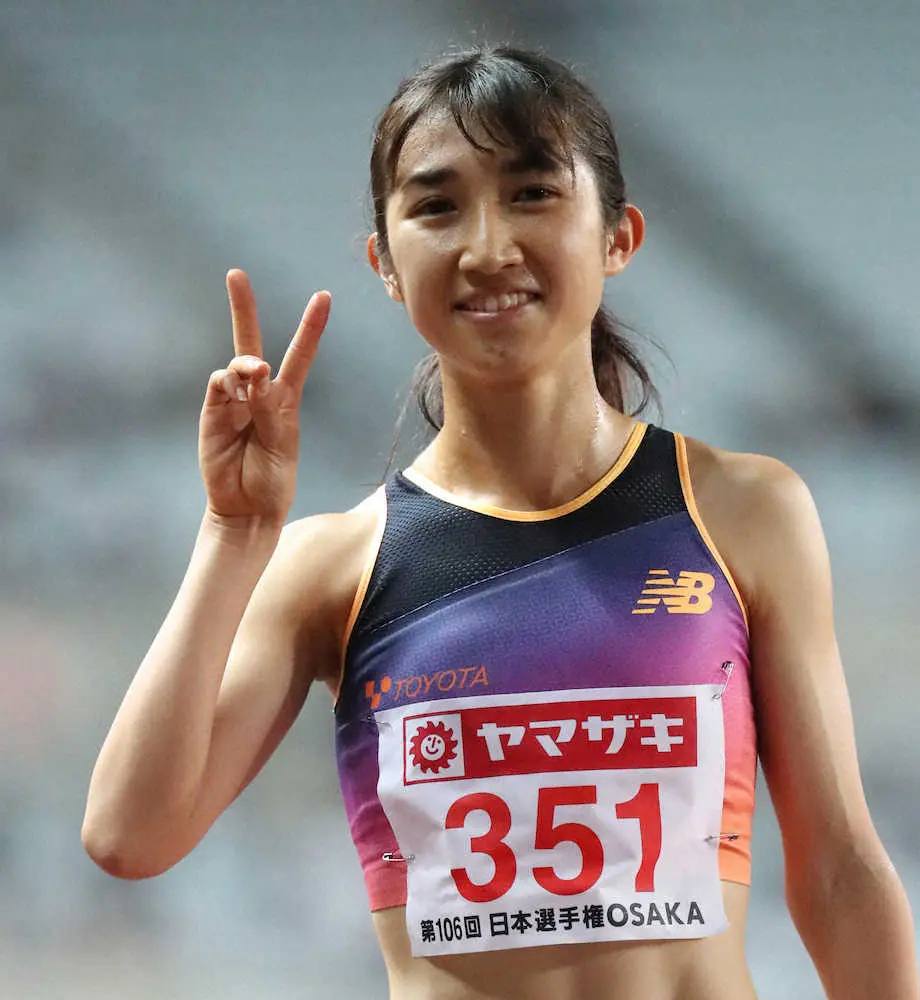 女子1500メートル決勝で優勝し、ポーズを決める田中希実（撮影・坂田　高浩）