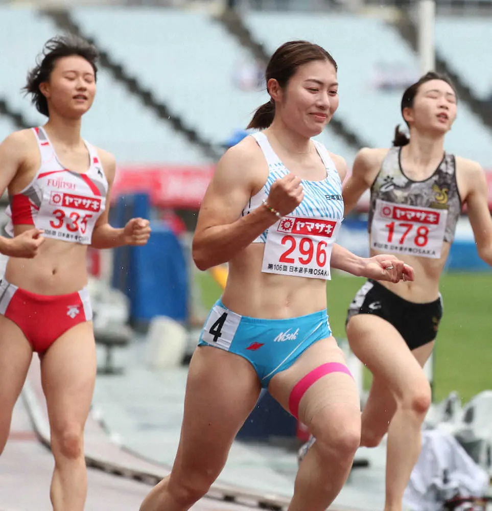陸上・日本選手権の女子100メートル障害で優勝し、ガッツポーズをする福部（撮影・坂田　高浩）