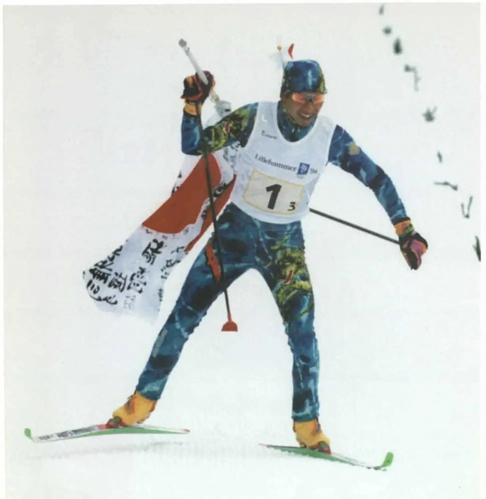 リレハンメル五輪スキーノルディック複合団体で日の丸を手に金メダルのゴールに向かう荻原健司