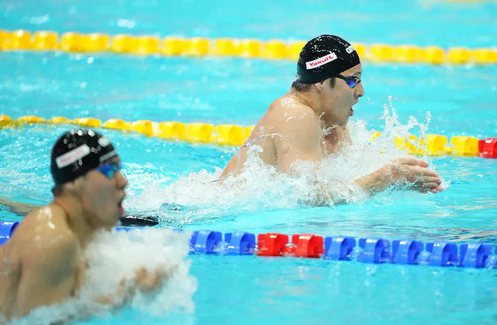 男子400メートル個人メドレー決勝で力泳する瀬戸大也（右）と本多灯（撮影・小海途　良幹）