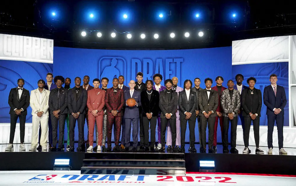 NBAのシルバー・コミッショナーとの記念撮影に収まった今年の上位指名の新人たち（AP）