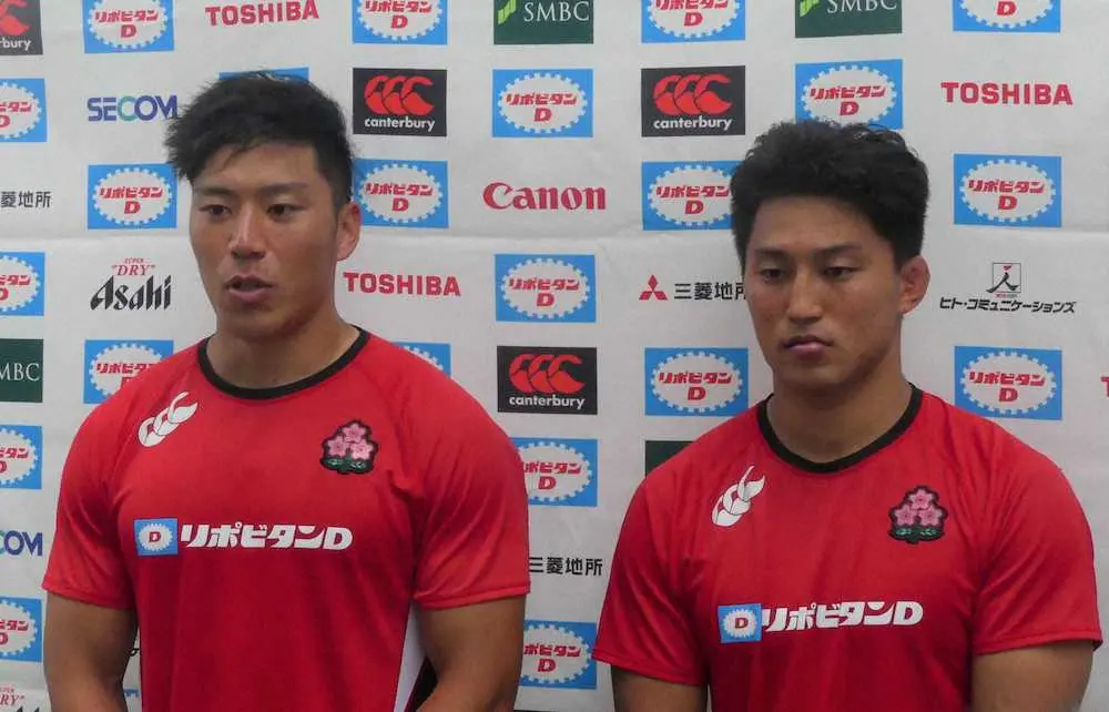 練習後の囲み取材に応じたラグビー日本代表の中野（左）と古川