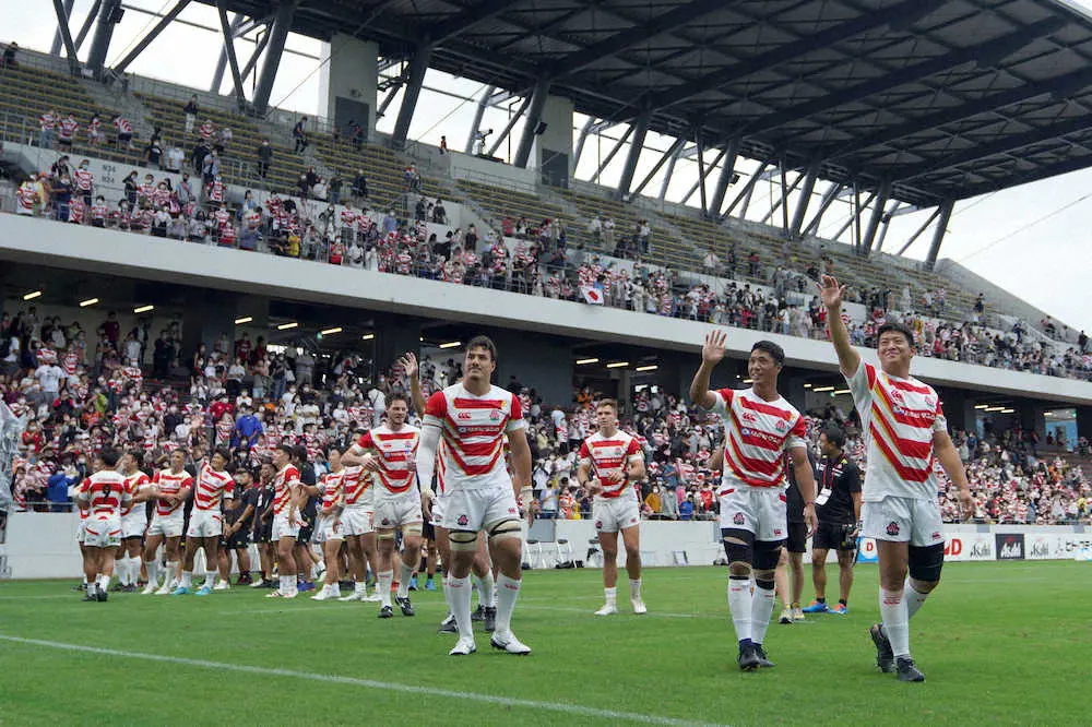 ＜リポビタンDチャレンジカップ　日本・ウルグアイ＞勝利し、観客に手を振る（右から）坂手、山沢ら日本代表フィフティーン（撮影・木村　揚輔）