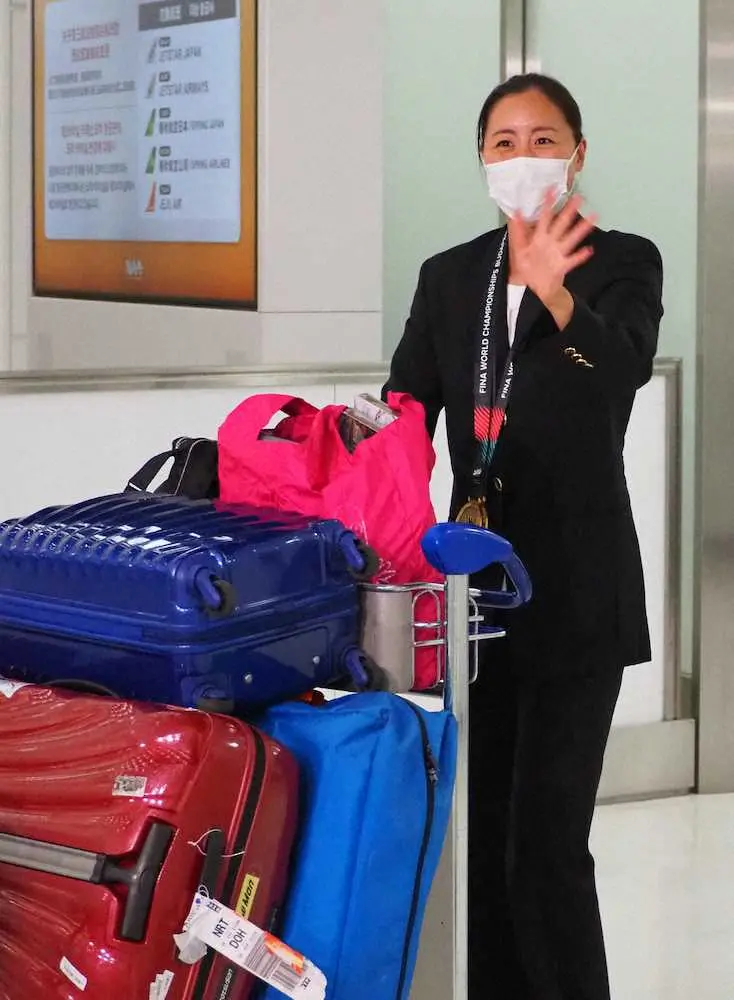 【画像・写真】ASソロ2冠・乾ら代表帰国　「たくさんの人が出迎えてくれてホッ」