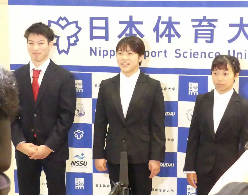 日体大強化指定選手認定式に出席した体操の（左から）土井陵輔、坂口彩夏、芦川うらら