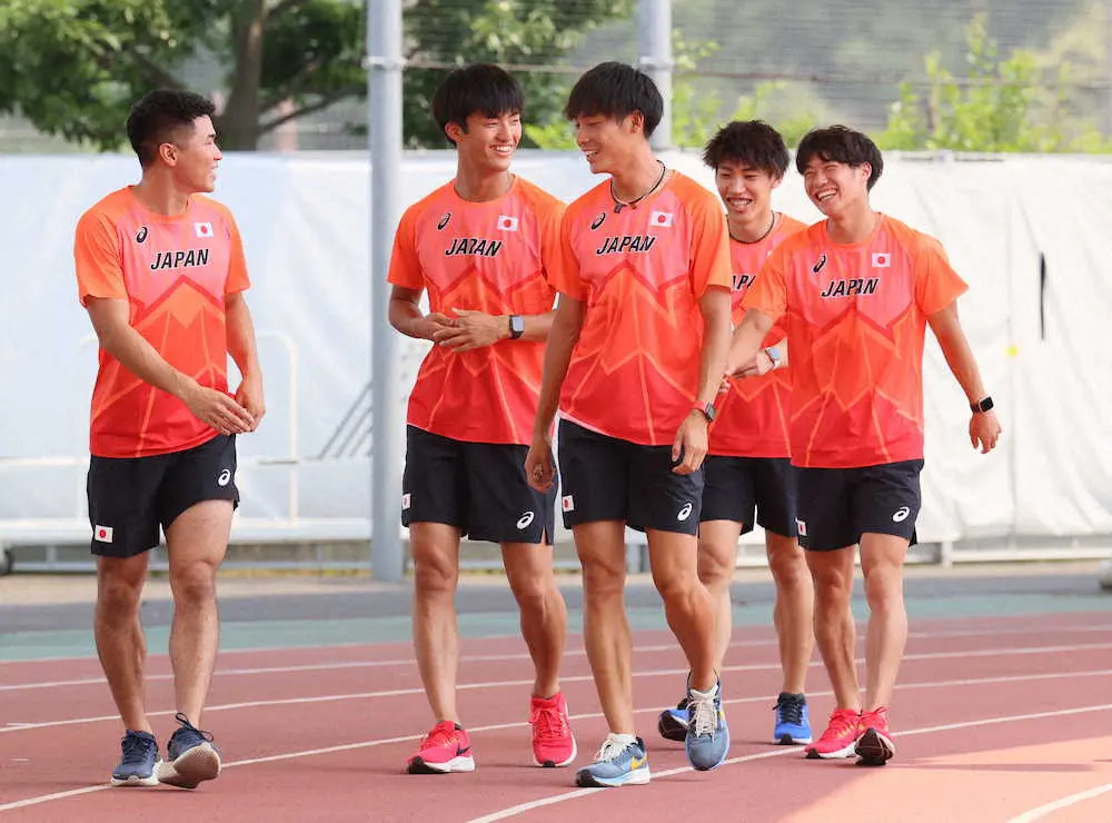 　公開練習でリラックスした表情を見せる男子400メートルリレーの代表選手ら。（左から）小池祐貴、柳田大輝、上山紘輝、鈴木涼太、坂井隆一郎（代表撮影)
