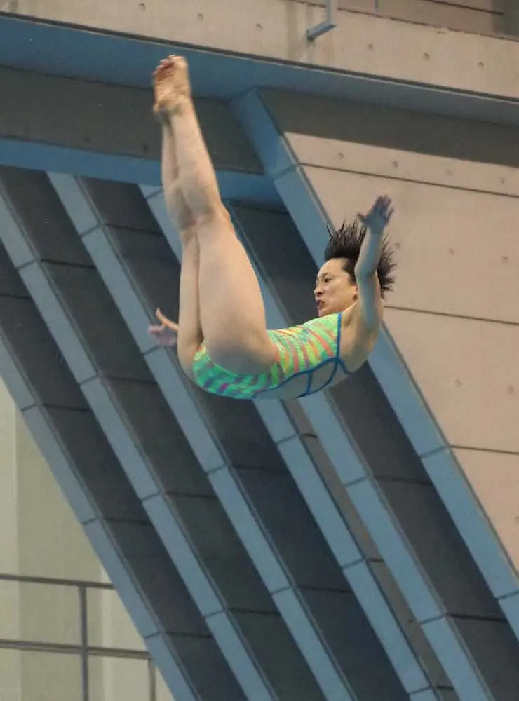 ＜飛び込み関東選手権・女子3メートル板飛び込み決勝＞馬淵優佳の1本目の演技。2本目以降はミスが続き35人中28位に沈んだ