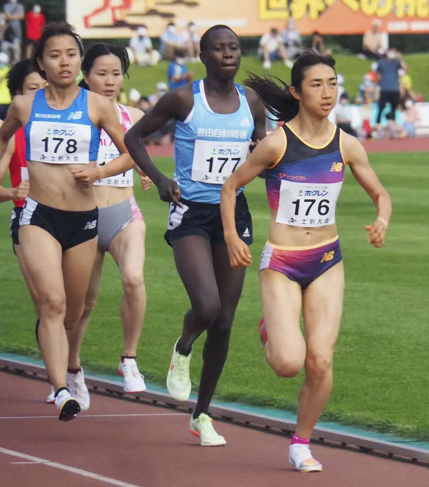 女子1500メートルで力走する田中（右）