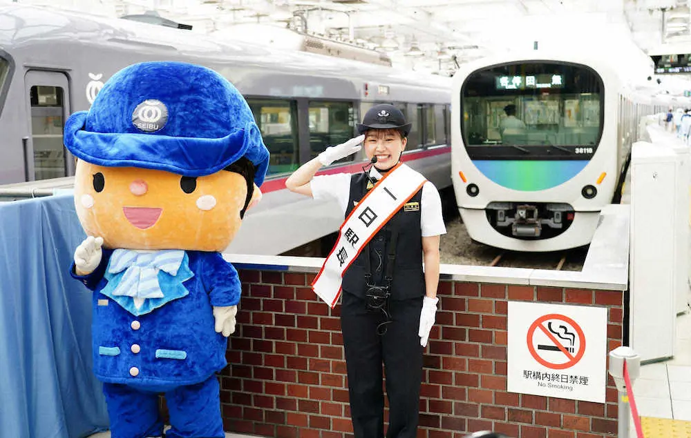 西武新宿駅の一日駅長を務める樋口新葉は西武鉄道マスコットキャラクターのスマイルちゃん（左）とポーズをとる（撮影・郡司　修）