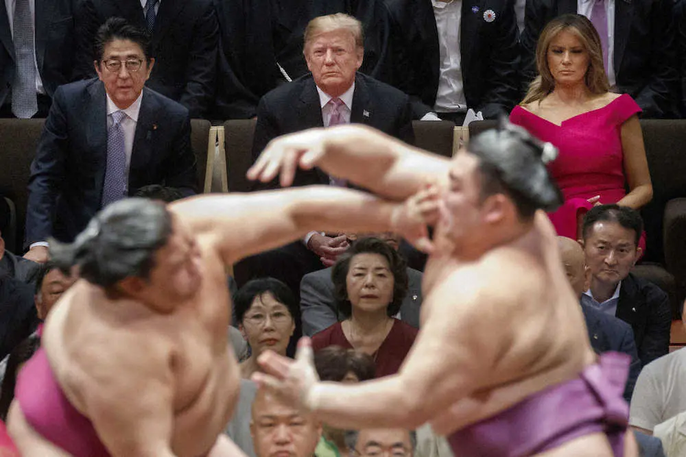 大相撲夏場所千秋楽の取組を観戦する安倍首相（左上）とトランプ米大統領（中央上）。右上はメラニア夫人＝2019年5月26日、東京・両国国技館
