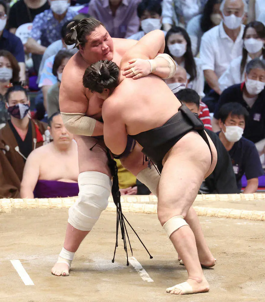 【画像・写真】照ノ富士　2日目で初白星“お得意様”霧馬山を1分7秒かけてじっくり料理 
