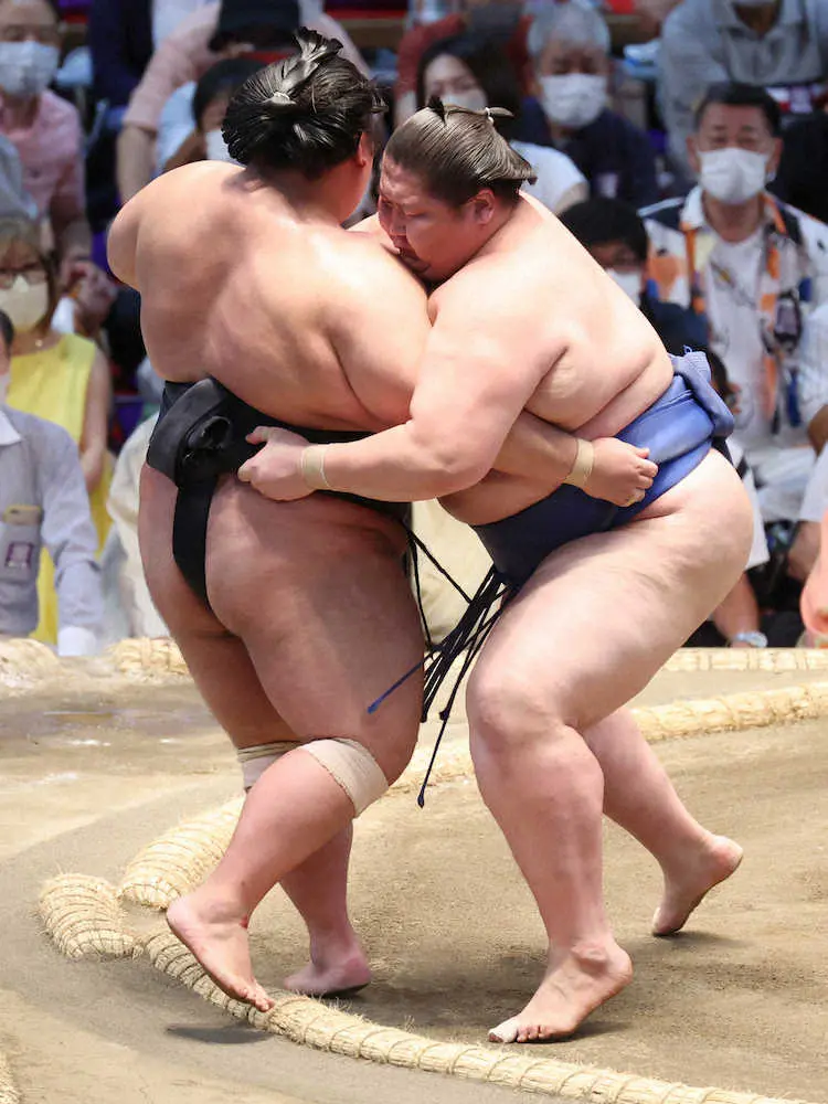 【画像・写真】【玉ノ井親方　視点】貴景勝はこわごわ取っている感じ。逸ノ城は重みが増した