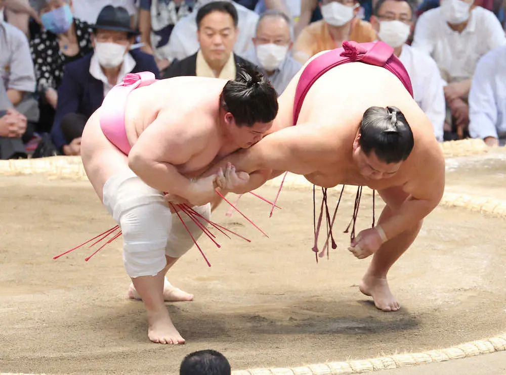 【画像・写真】宇良が大関・御嶽海撃破「少しだけ成長できたかな」一度も勝ったことのない同期に念願の初勝利