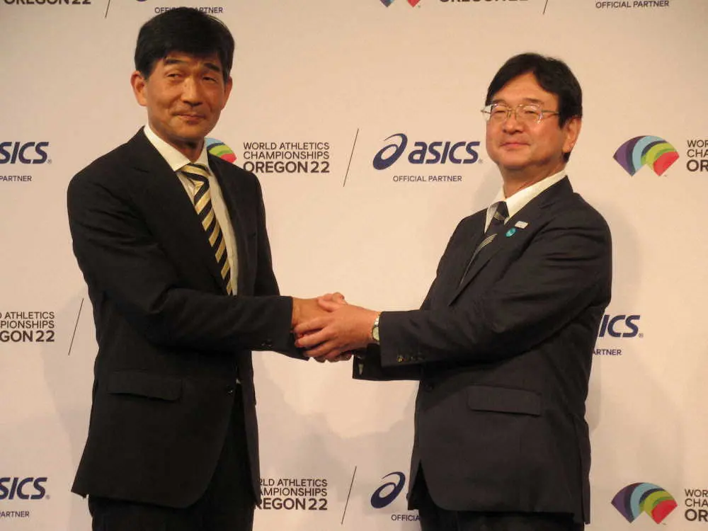 会見後に握手をする日本陸連の尾県会長（左）と東京都の潮田副知事