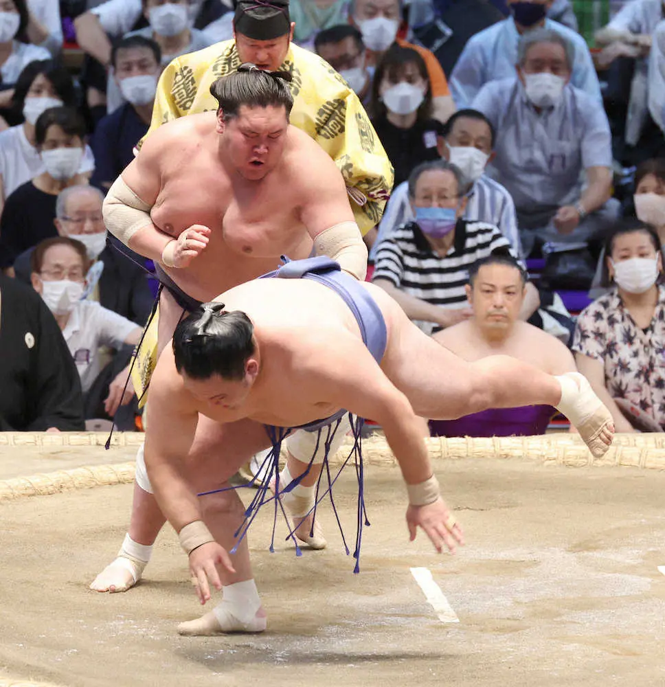 【画像・写真】照ノ富士　天敵・玉鷲退けた！4場所連続金星配給の屈辱回避　2敗守り優勝戦線踏ん張った