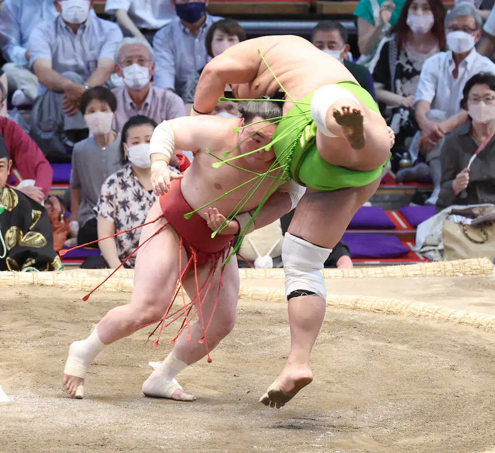 【画像・写真】炎鵬が大技　60キロ以上重い相手を頭で持ち上げた！それでも淡々「たまたまですね」