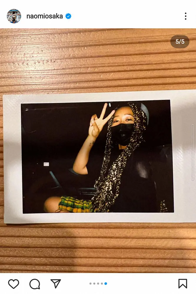 【画像・写真】大坂なおみ　渋谷に溶け込むコーディネート　雨のスクランブル交差点でピース