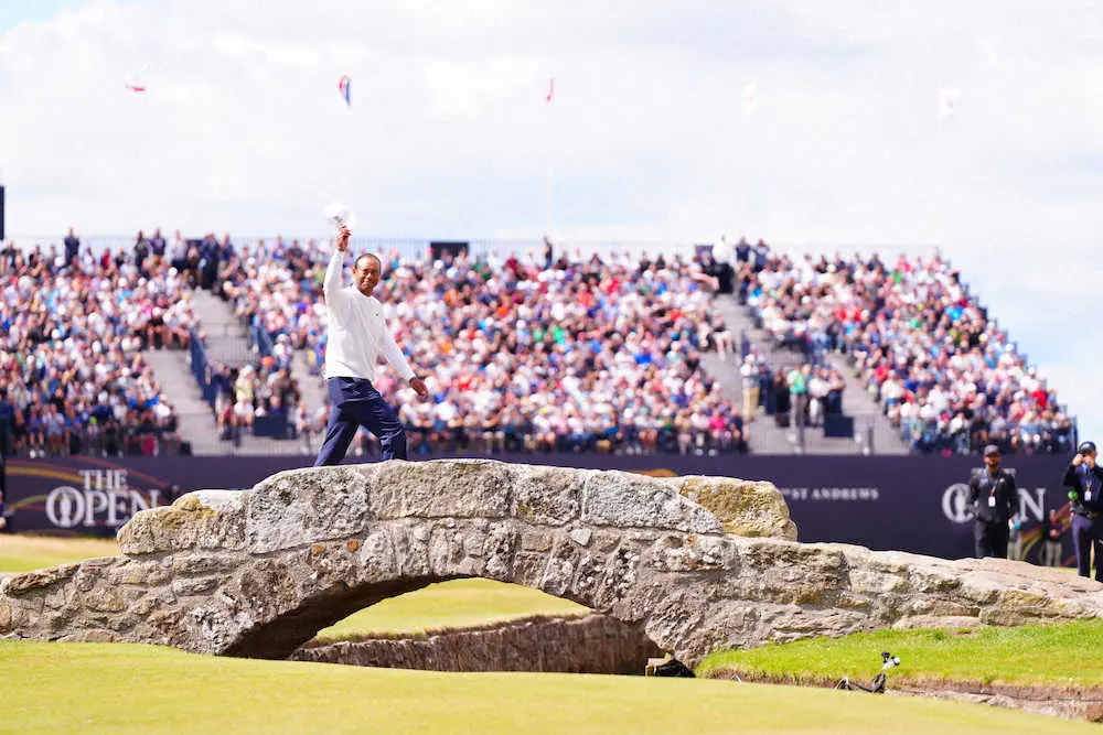 【画像・写真】ウッズ　巻き返しならず9オーバーも大歓声に感激、涙拭うようなしぐさ