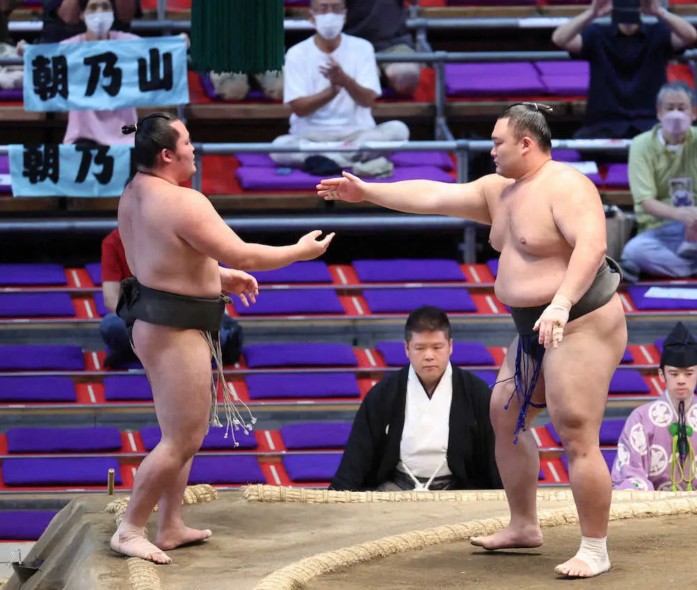 【画像・写真】力の差歴然！朝乃山が4戦全勝　幕下経験者の和歌桜に余裕の突き出し